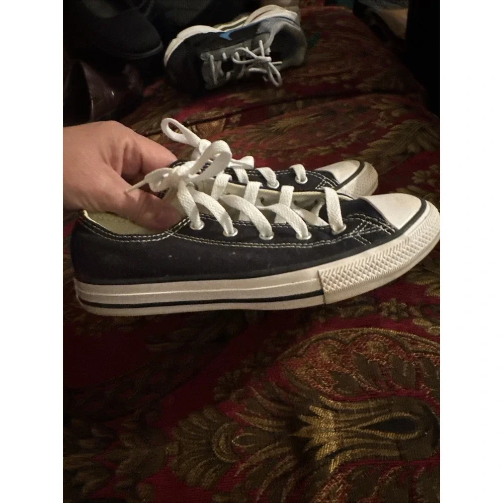 Converse black low top sneakers size 3 Kids